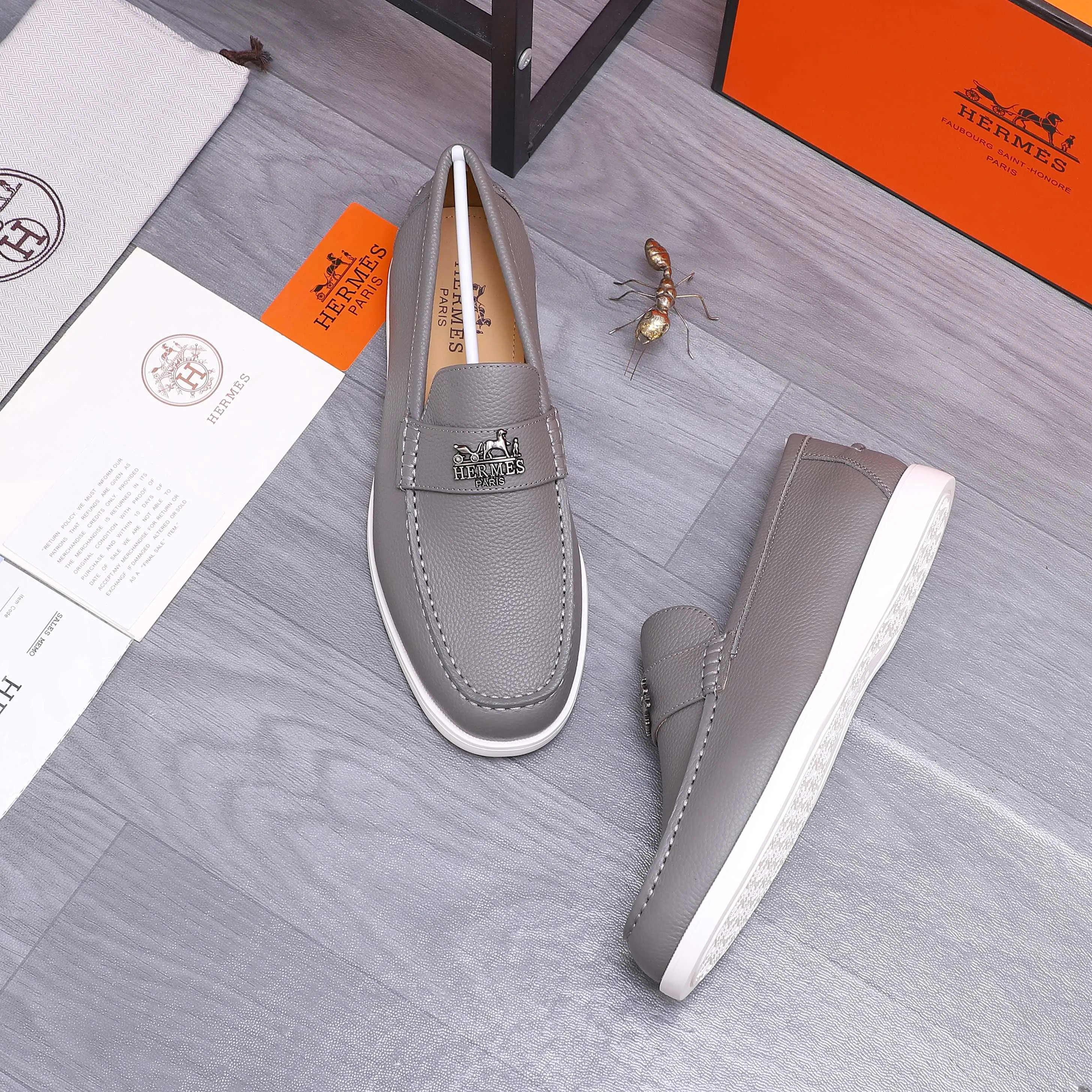 Men's shoes 💰p560 Product trademark: HERMES "Hermes" casual slip-on men's shoes. Regular size: 38-46 (45.46 is custom-made and non-returnable) Product materials: Selected pebbled cowhide upper, cowhide lining, original foam rubber ultra-light sole